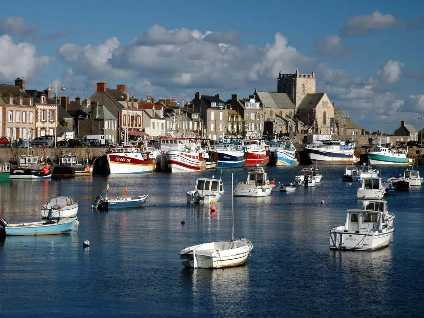 Le port de pêche de Barfleur et son église Saint-Nicolas