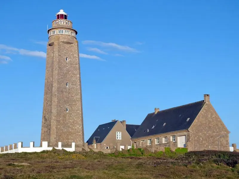 Photo : Hans Niepoetter, licence CC BY-SA 3.0 (Wikimedia Commons) Le phare du Cap Lévi et ses bâtiments de gardien