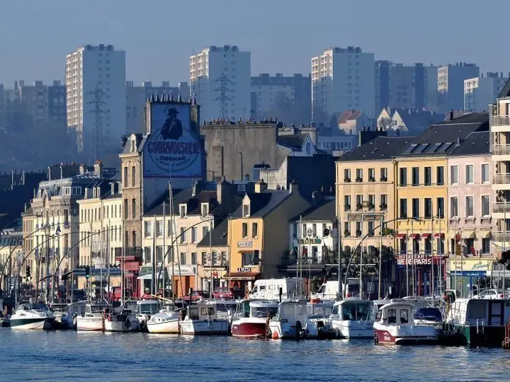 Le vieux Cherbourg et ses quais animés en journée