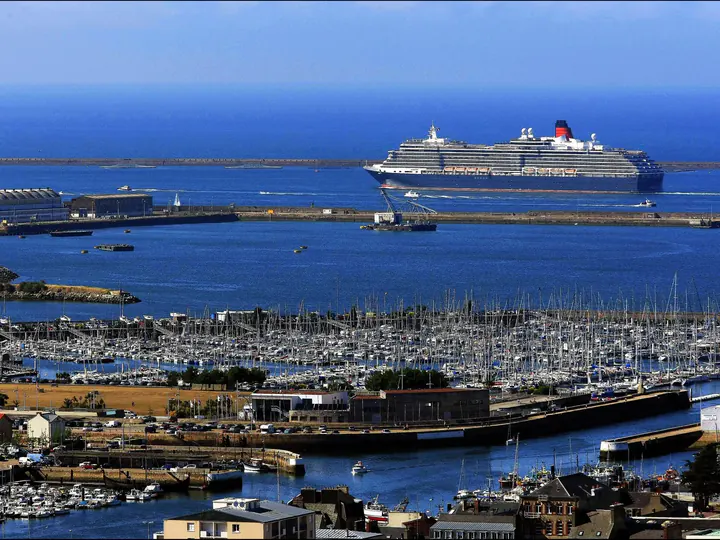 La rade de Cherbourg avec un paquebot de croisière et la marina