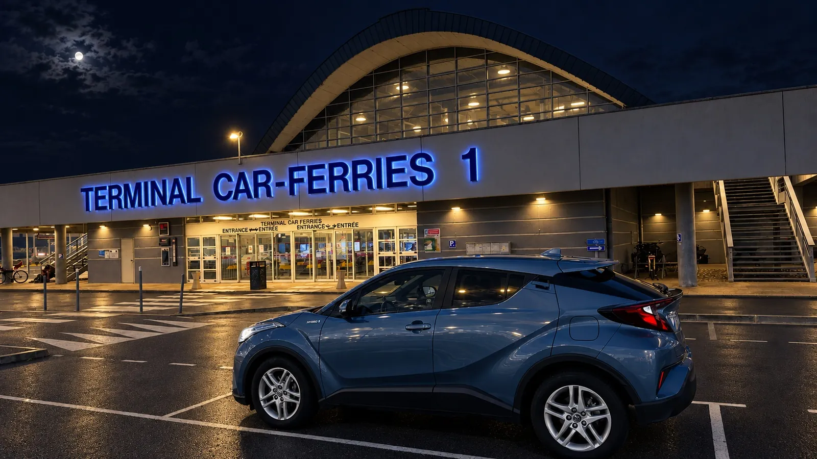 Toyota C-HR de Celia VTC devant le terminal ferries de nuit