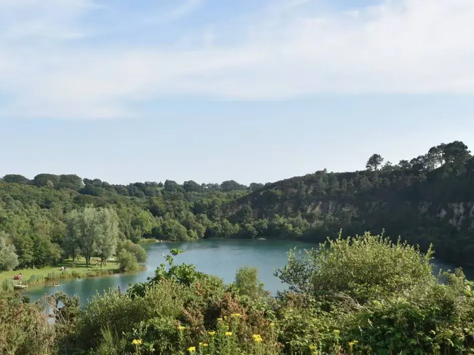 L'espace détente de Clairefontaine à Biville, son lac et ses arbres