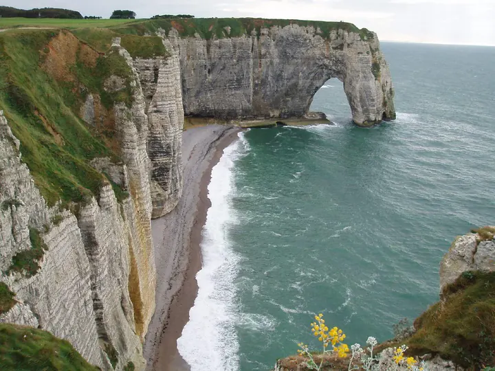 Photo : Amanda Slater, licence CC BY-SA 2.0 (Wikimedia Commons) La falaise d'Aval et l'Aiguille d'Étretat