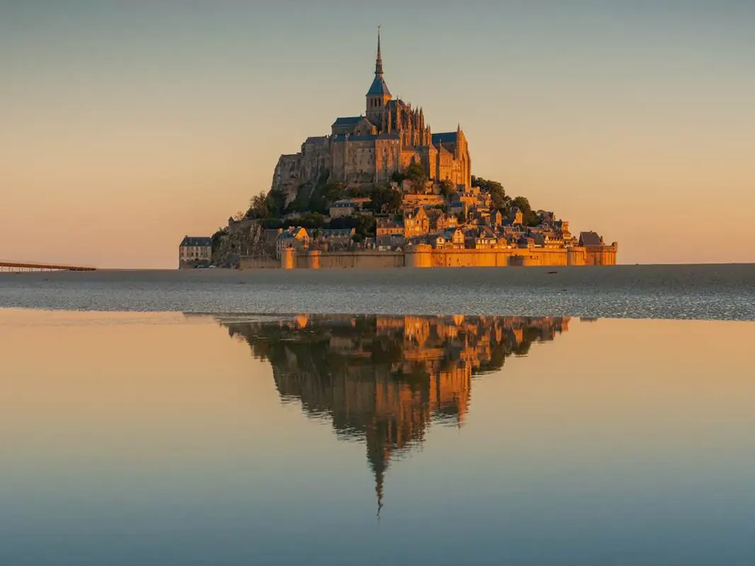 Le Mont-Saint-Michel au coucher du soleil