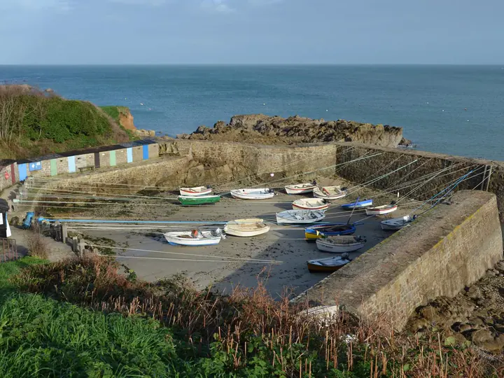 Photo : S. Plaine, licence CC BY-SA 4.0 (Wikimedia Commons) Le port Racine, le plus petit port de France, avec ses barques de pêche